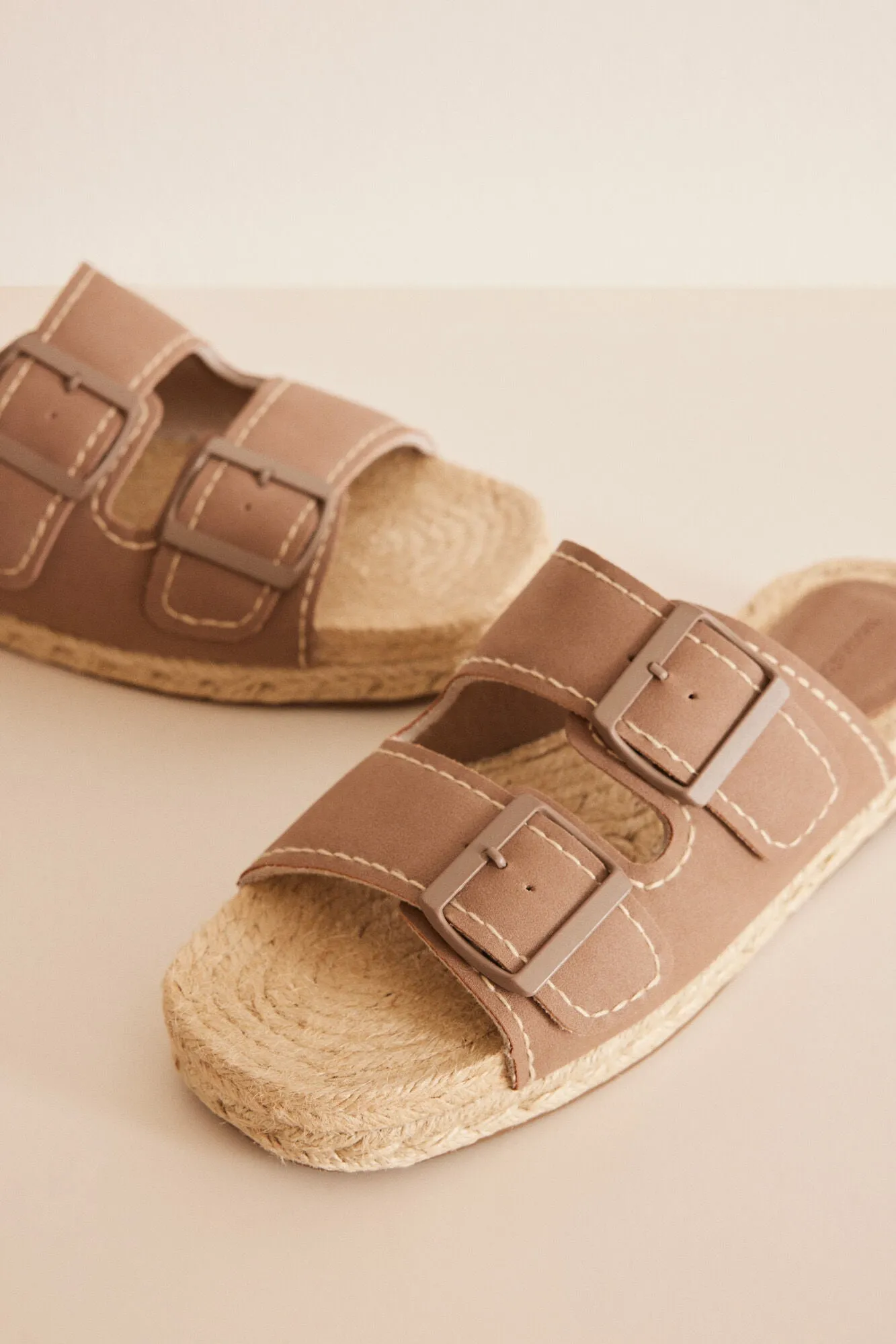 Beige jute buckled sandals