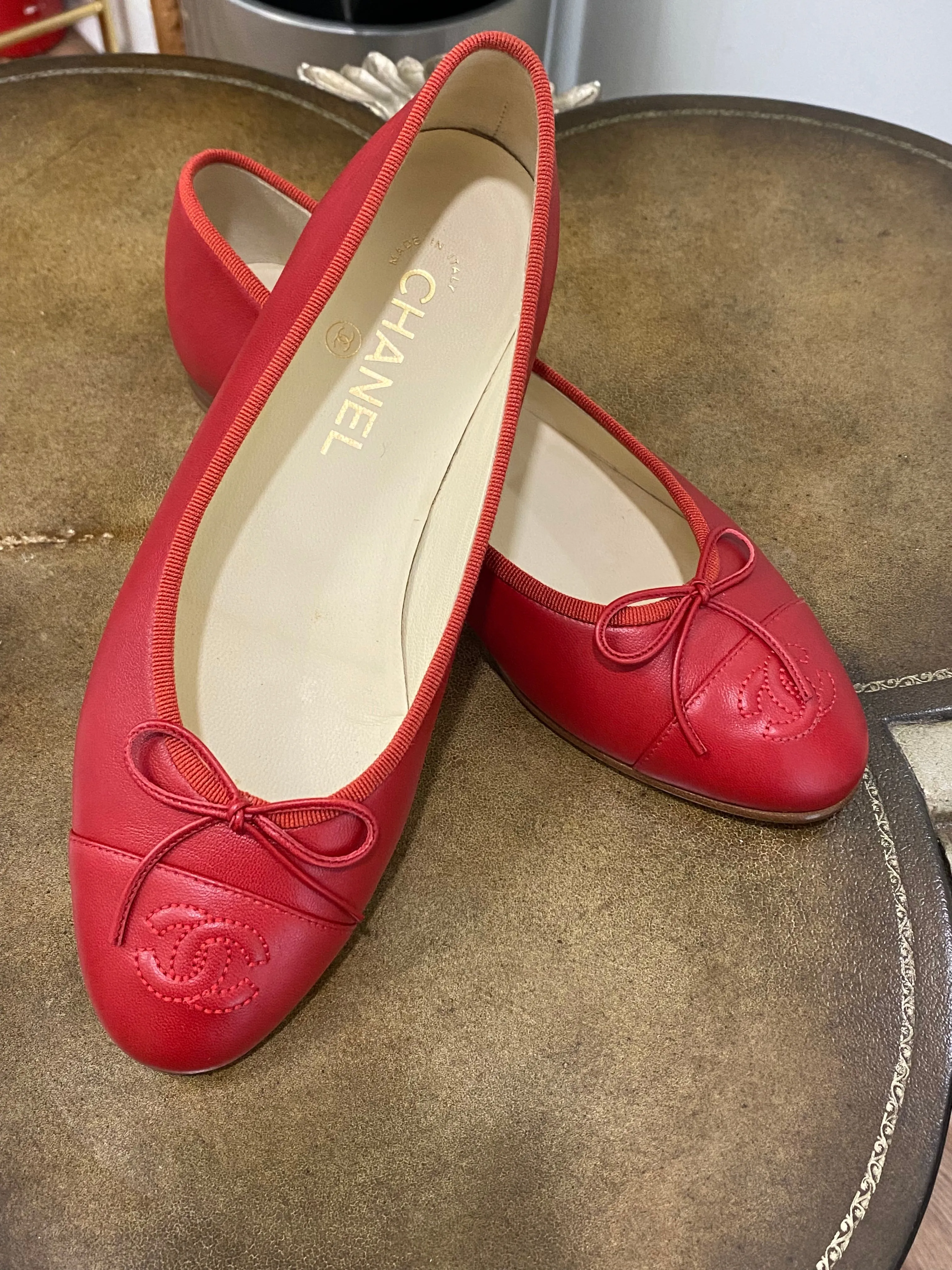 CHANEL CC LEATHER BALLERINA FLATS