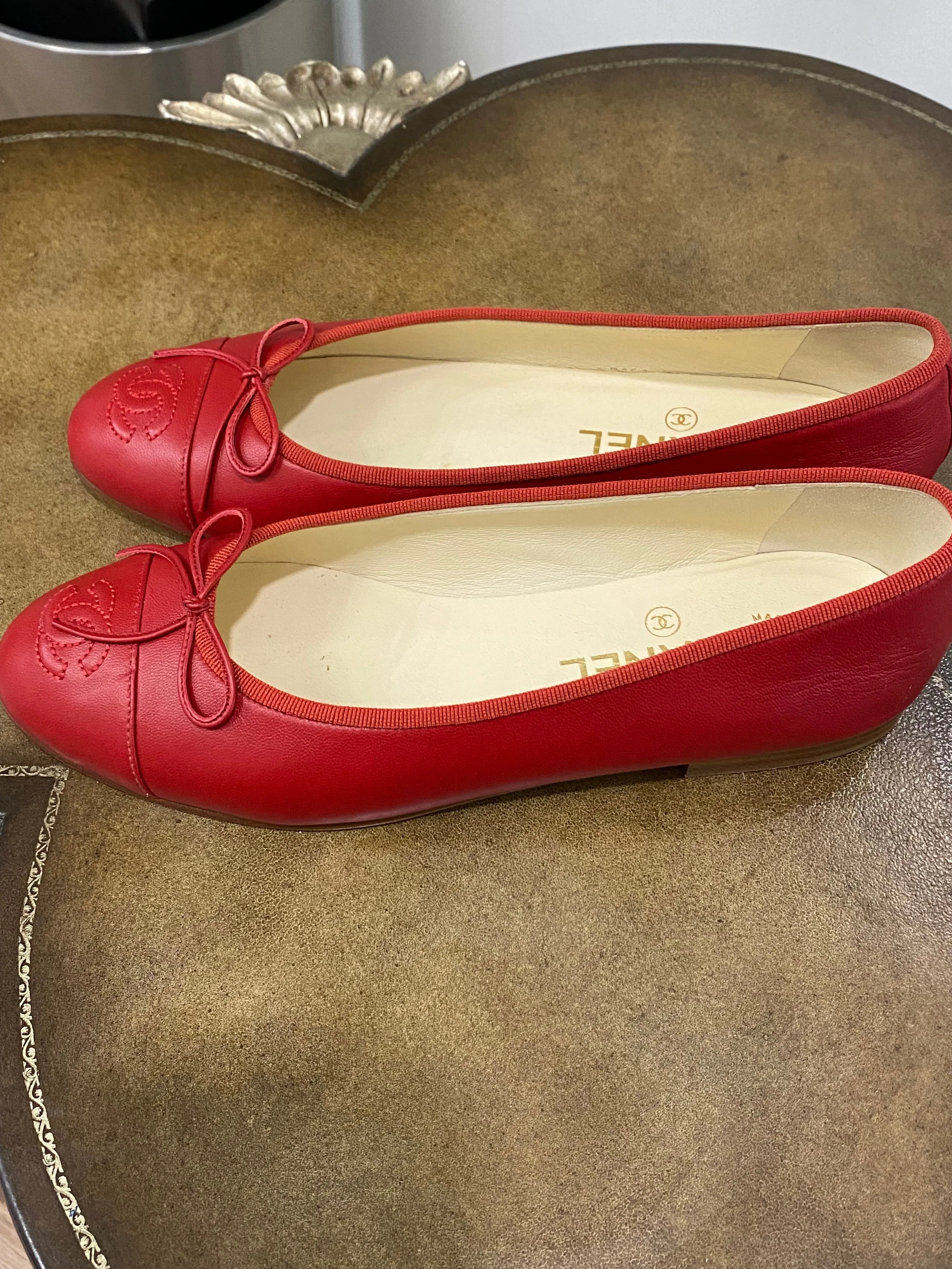 CHANEL CC LEATHER BALLERINA FLATS