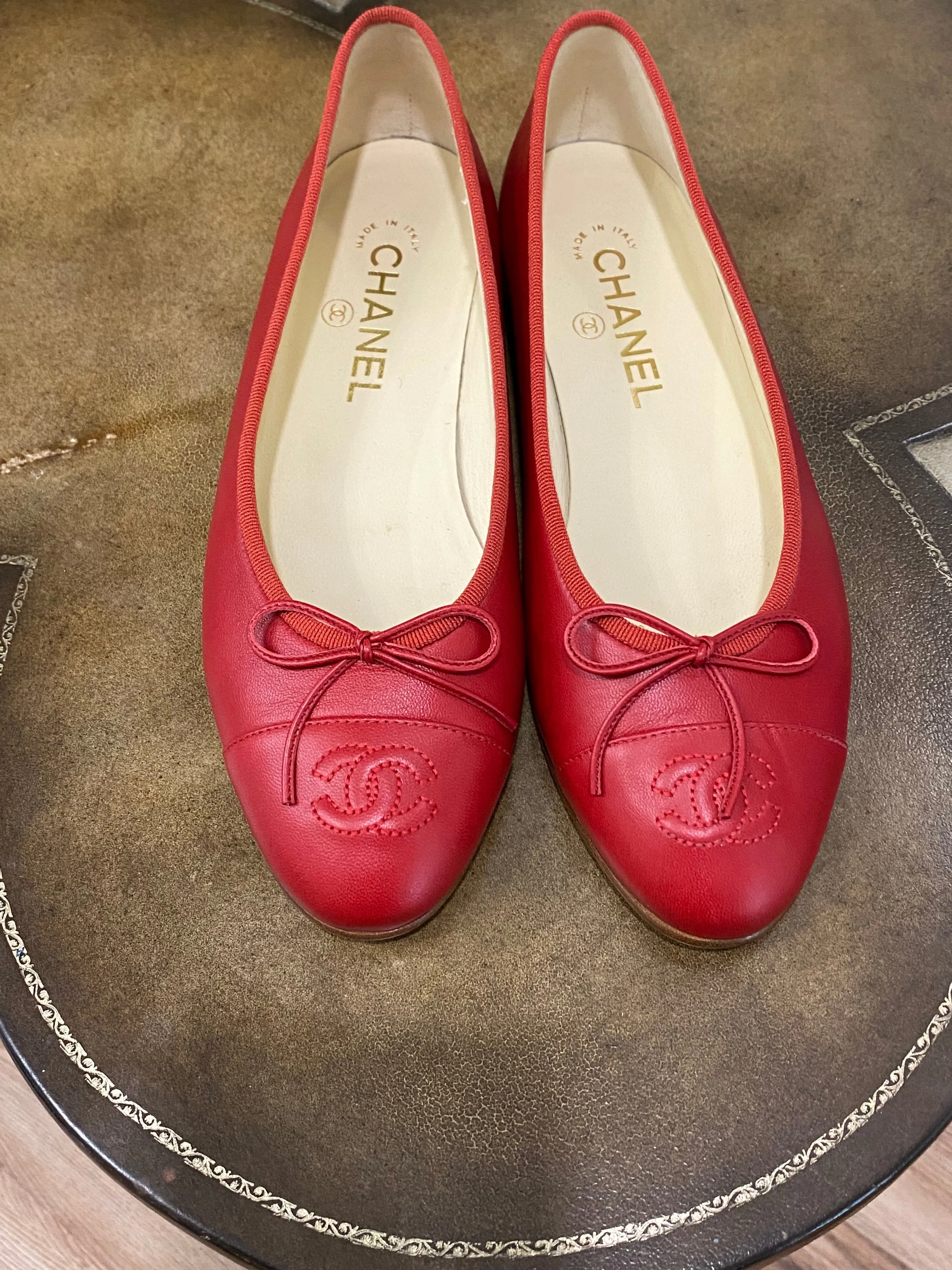 CHANEL CC LEATHER BALLERINA FLATS