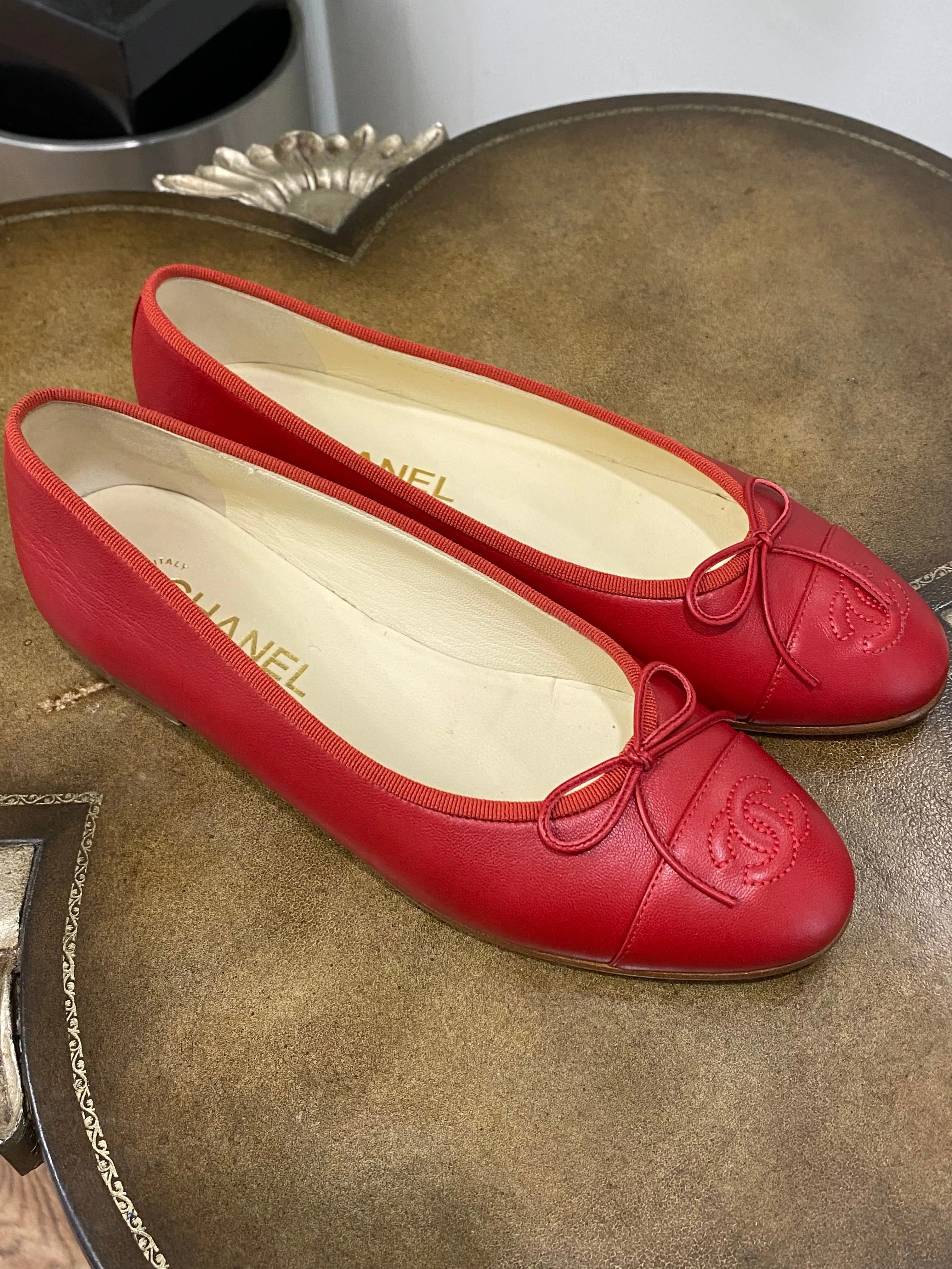 CHANEL CC LEATHER BALLERINA FLATS